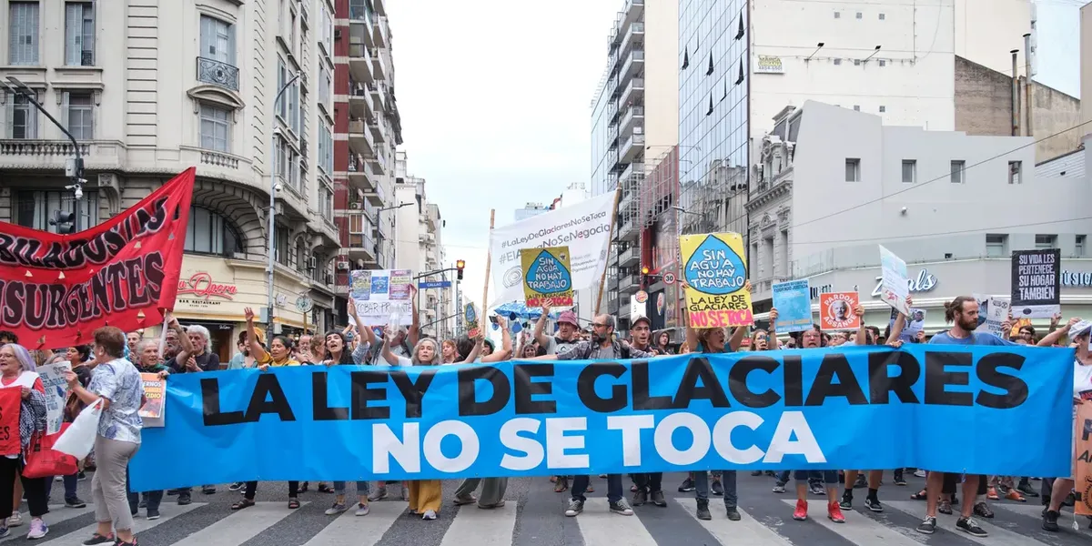 Ruidazo en la Plaza Grigera y vigilia en el Congreso mientras Diputados busca aprobar la reforma a la Ley de Glaciares.