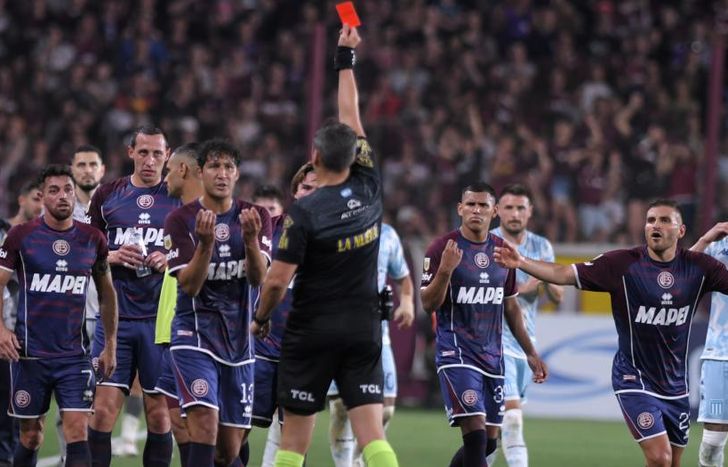 Rapallini le saca la roja a Canale ante Racing.