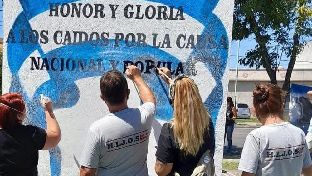 Sobre la calle Pasco existe un monumento a modo de homenaje para las ocho víctimas.