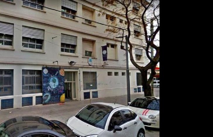 en el colegio comercial 21.