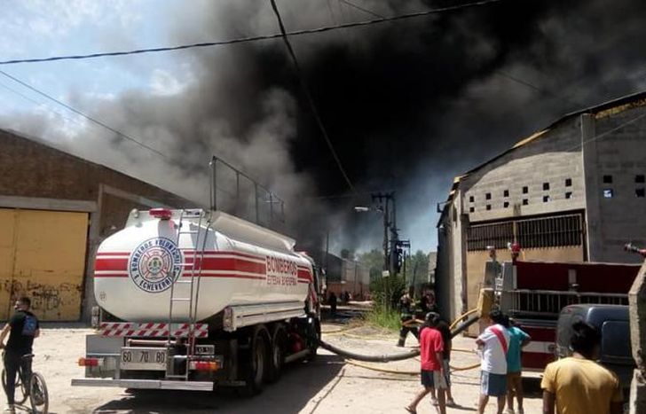 Las columnas de humo negro cubrieron todo el barrio.