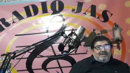 Con los artistas, Jorge aporta a la cultura nacional.