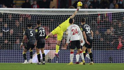 El manotazo del Dibu salvador sobre la hora.