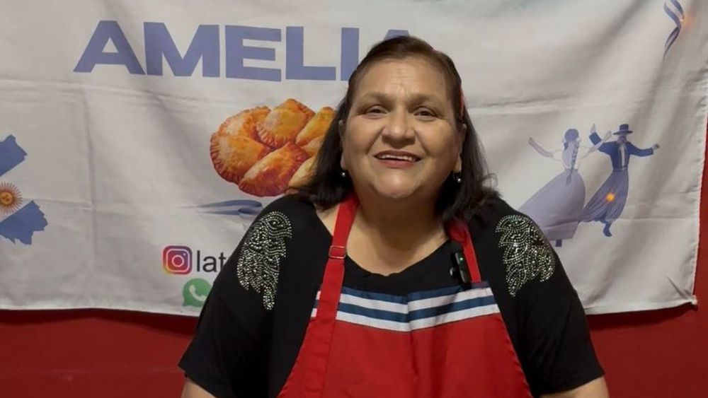 Amelia es una reconocida cantante y cocinera de Lomas. Amelia es una reconocida cantante y cocinera de Lomas.