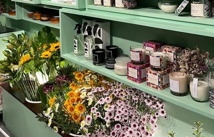 El comercio se caracteriza por la venta de flores, además de difusores, aromatizadores y velas.