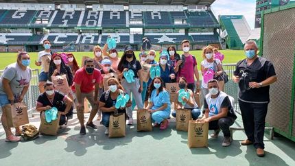 Los trabajadores, felices y agradecidos por la donación.
