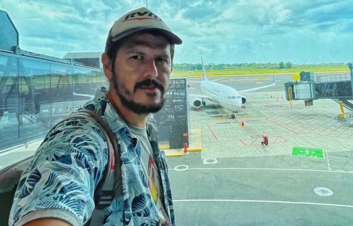 Emilio en el aeropuerto de Panamá, antes de regresar a Lomas.