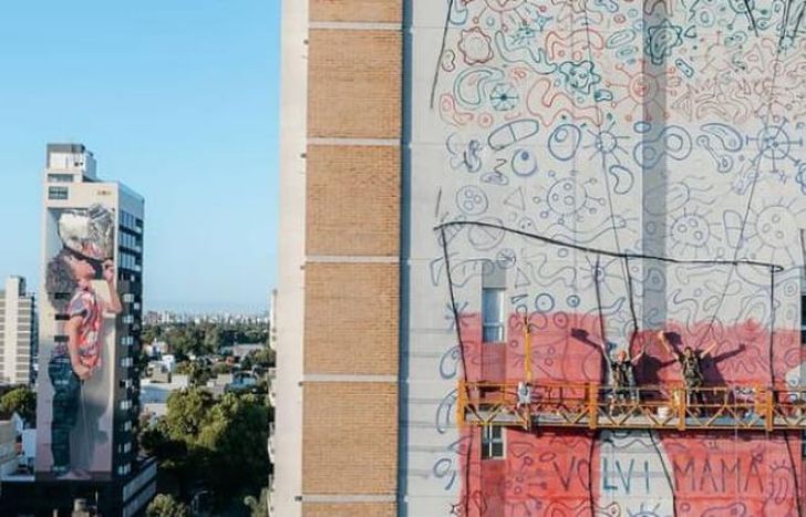 El nuevo mural, en proceso. De fondo, la obra de arte de Martín.