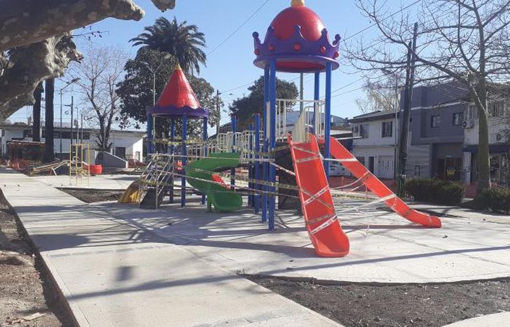 Están colocando juegos infantiles y de salud.