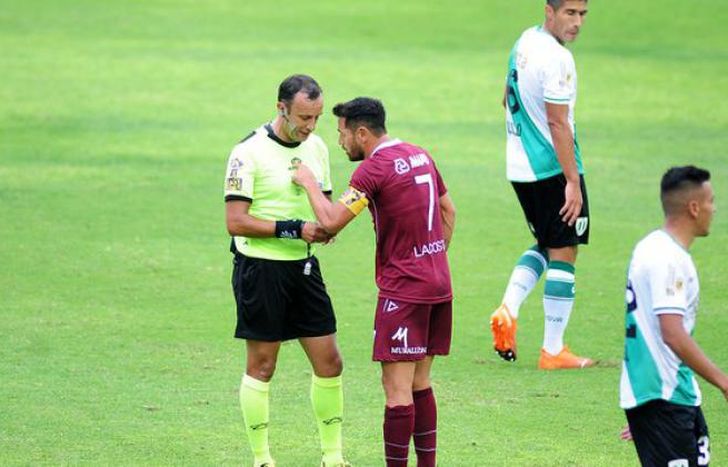 Un reclamo al árbitro durante le partido.