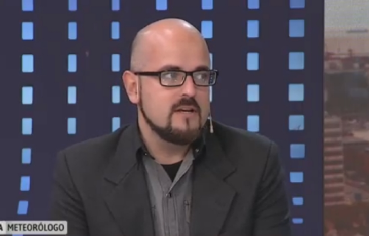 Además de informar en las redes sociales, Emiliano trabaja en radio y televisión.