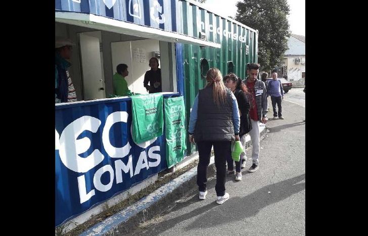 En la Plaza Carlos Pellegrini de Llavallol Norte, el Punto Verde está a cargo de la cooperativa Estrella del Sur.