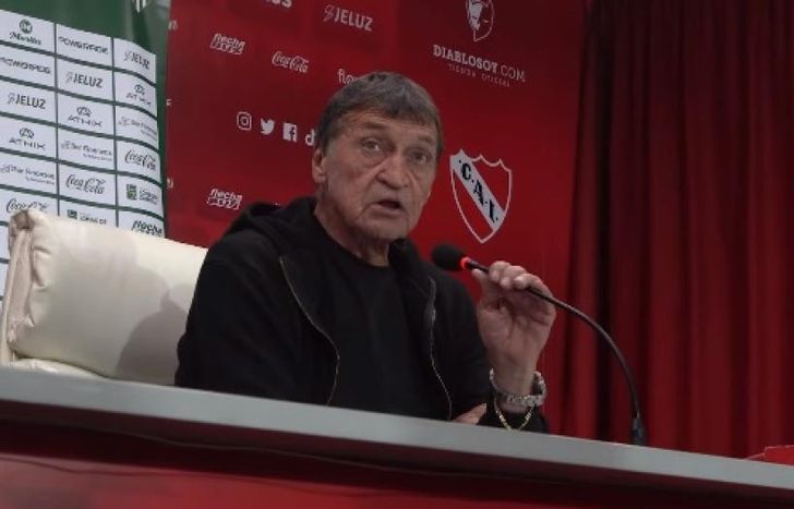 Julio César Falcioni le hizo un fuerte pedido a los hinchas de Banfield.