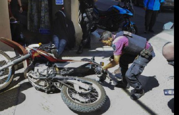 Todo comenzó cuando los efectivos intentaron identificarlos pero los delincuentes escaparon a bordo de una moto.