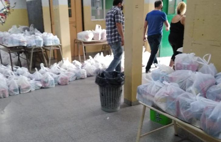 Las bolsas con meriendas para las vecinos.