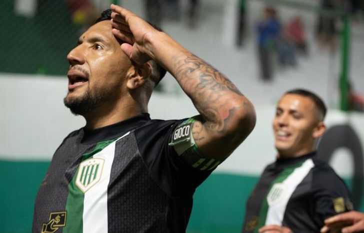 Chávez empieza a convertir goles en Banfield. Lleva dos en tres partidos.