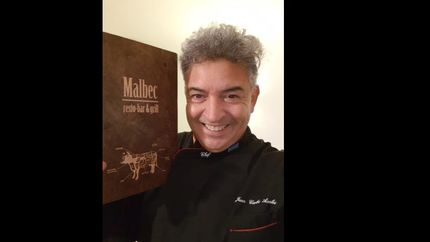 Es hincha de Banfield y trabaja en un restaurante que sirve la mejor carne de Argentina.