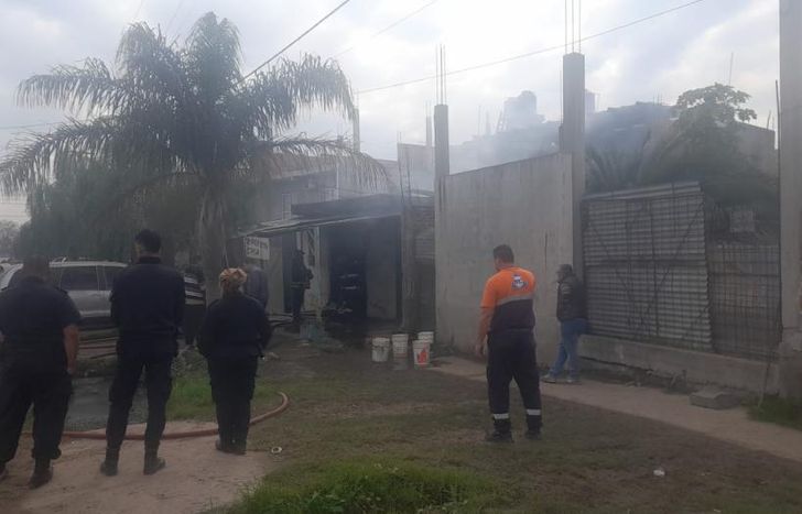 Bomberos de Lomas y Defensa Civil trabajaron en el lugar.