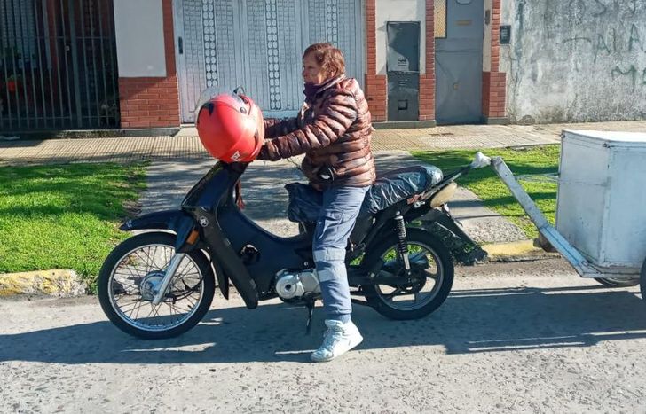 Recorre todos los barrios a bordo de su moto y con su casco.