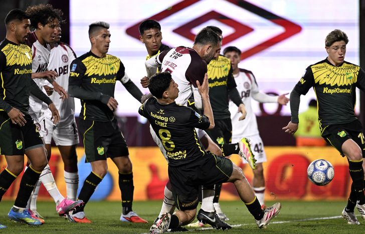 Carlos Izquierdoz convirtió un gol clave para el desahogo de todos en Lanús.