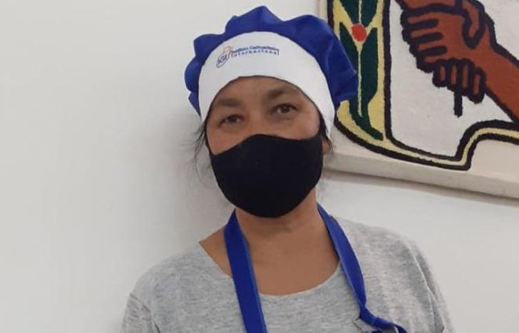 Se recibió de pastelera gracias al curso que brinda la ONG local.