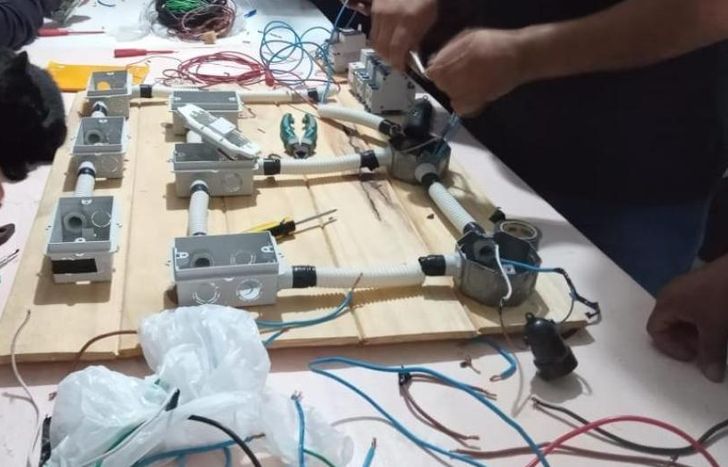 Hay distintas alternativas desde taller de electricista domiciliario a curso de defensa personal para mujeres.