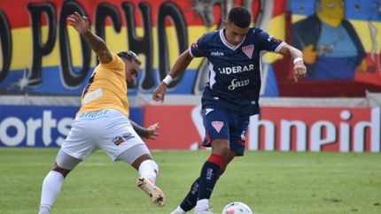 Enzo López encabeza un ataque de Los Andes.