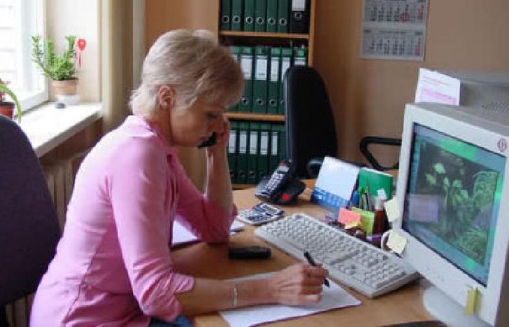 el estudio asegura que ellas también los superan en las horas de trabajo.