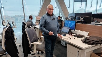 Juan Alberto se egresó en la Universidad Nacional de La Plata. Viajó allí por varios años, desde su Lomas de Zamora natal, en busca de un sueño. Juan Alberto se egresó en la Universidad Nacional de La Plata. Viajó allí por varios años, desde su Lomas de Zamora natal, en busca de un sueño.