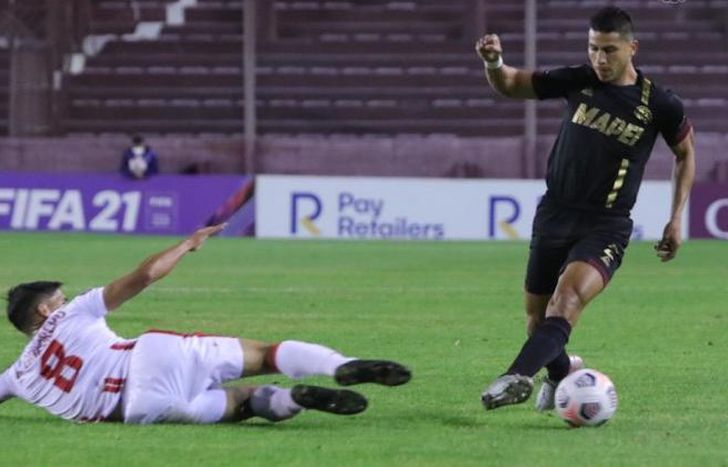 El colombiano Pérez sale jugando frente a Guerrero.
