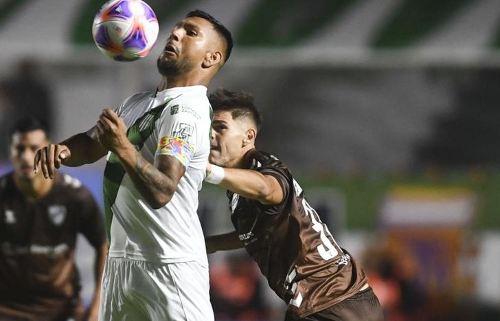 Chávez domina la pelota con el pecho.