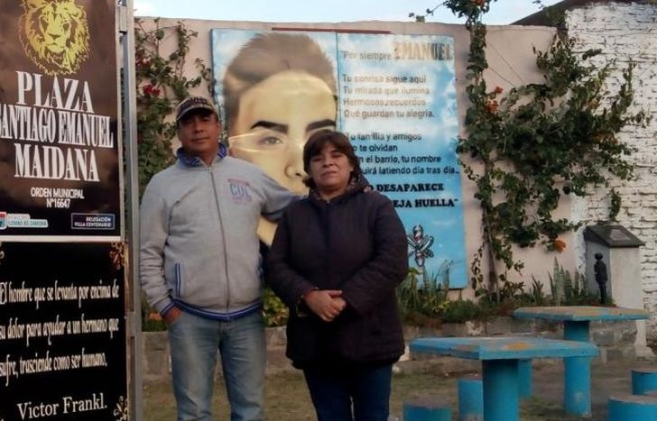 Los papás de Emanuel en la Plaza que lleva el nombre de su hijo.