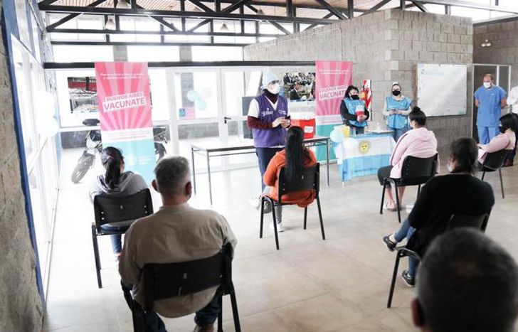 Vacunan a los vecinos y vecinas sin turno.