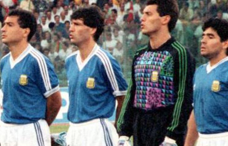 Serrizuela, a la izquierda; Maradona, a la derecha.