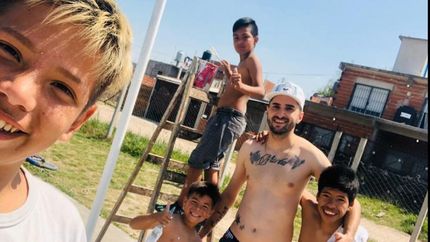 El cantante de la banda en pleno trabajo con los chicos.