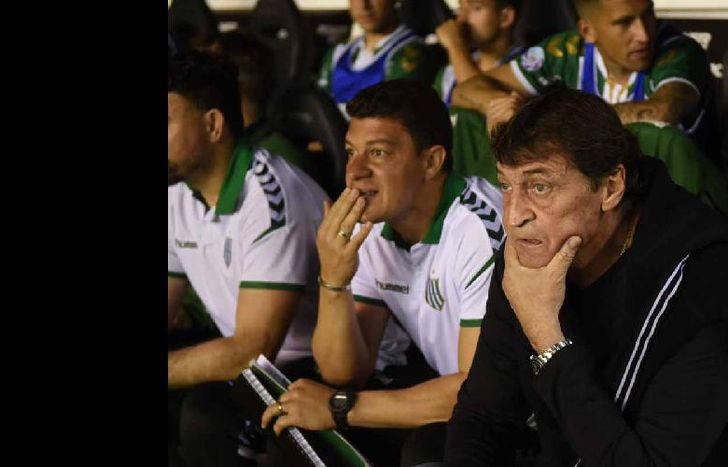 Battaglia, al lado de Falcioni, en el partido ante Independiente.