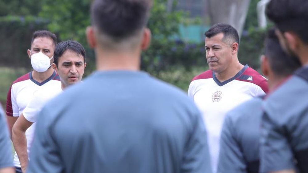 Almirón ya dirigió su primer entrenamiento.