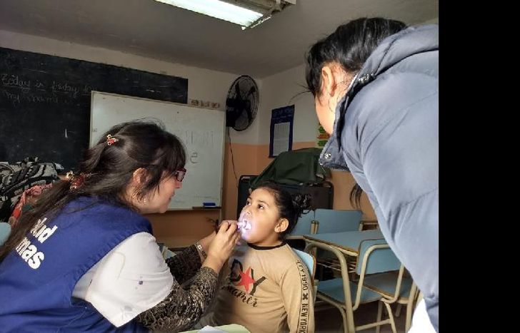 los médicos visitan escuelas en distintos barrios.