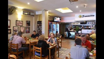 en la emblemática pizzería juancito ya están reservando mesas.