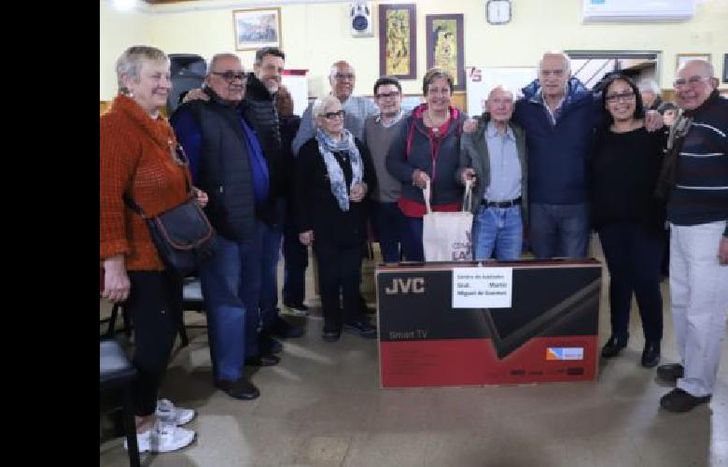 junto a los abuelos.