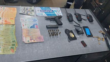 Elementos incautados a la banda de secuestradores en Llavallol. Elementos incautados a la banda de secuestradores en Llavallol.