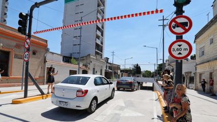 Los vehículos ya pueden pasar y los peatones también.