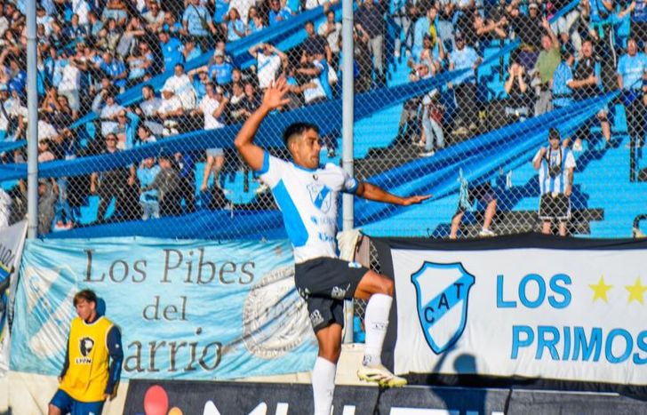 Agustín Toledo convirtió el gol de la victoria de Temperley ante Estudiantes de Río Cuarto.
