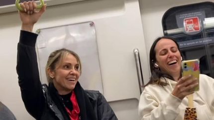 María Laura y Edurne en plena acción. Los pasajeros se tentaron y el experimento fue exitoso.