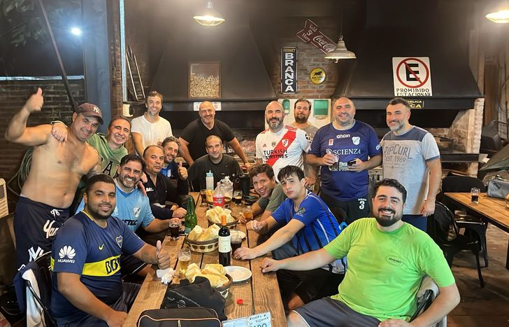 Los padres del Colegio Euskal Echea crearon un grupo que va más allá de juntarse a jugar al fútbol.