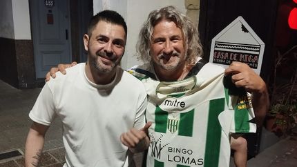 El músico se fue con el regalo de la camiseta del Club Banfield que le hizo un joven del público presente. El músico se fue con el regalo de la camiseta del Club Banfield que le hizo un joven del público presente.
