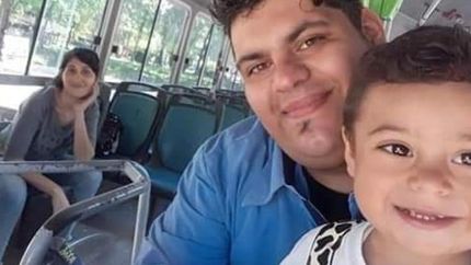 Fernando junto a su familia. Fernando junto a su familia.