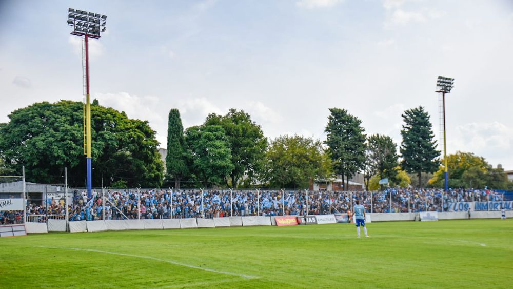 Los hinchas de Temperley llenaron la tribuna que le dieron.