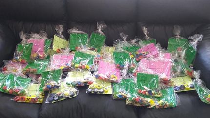 Las bolsas listas para ser repartidas a miles de chicos. Las bolsas listas para ser repartidas a miles de chicos.