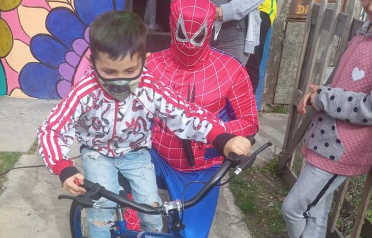 Para que un vecinito deje de llorar le donó su bici.
